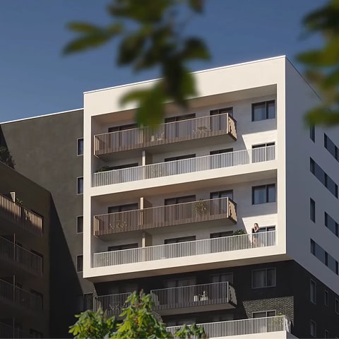 Moderní bytový dům s balkony za slunečného dne